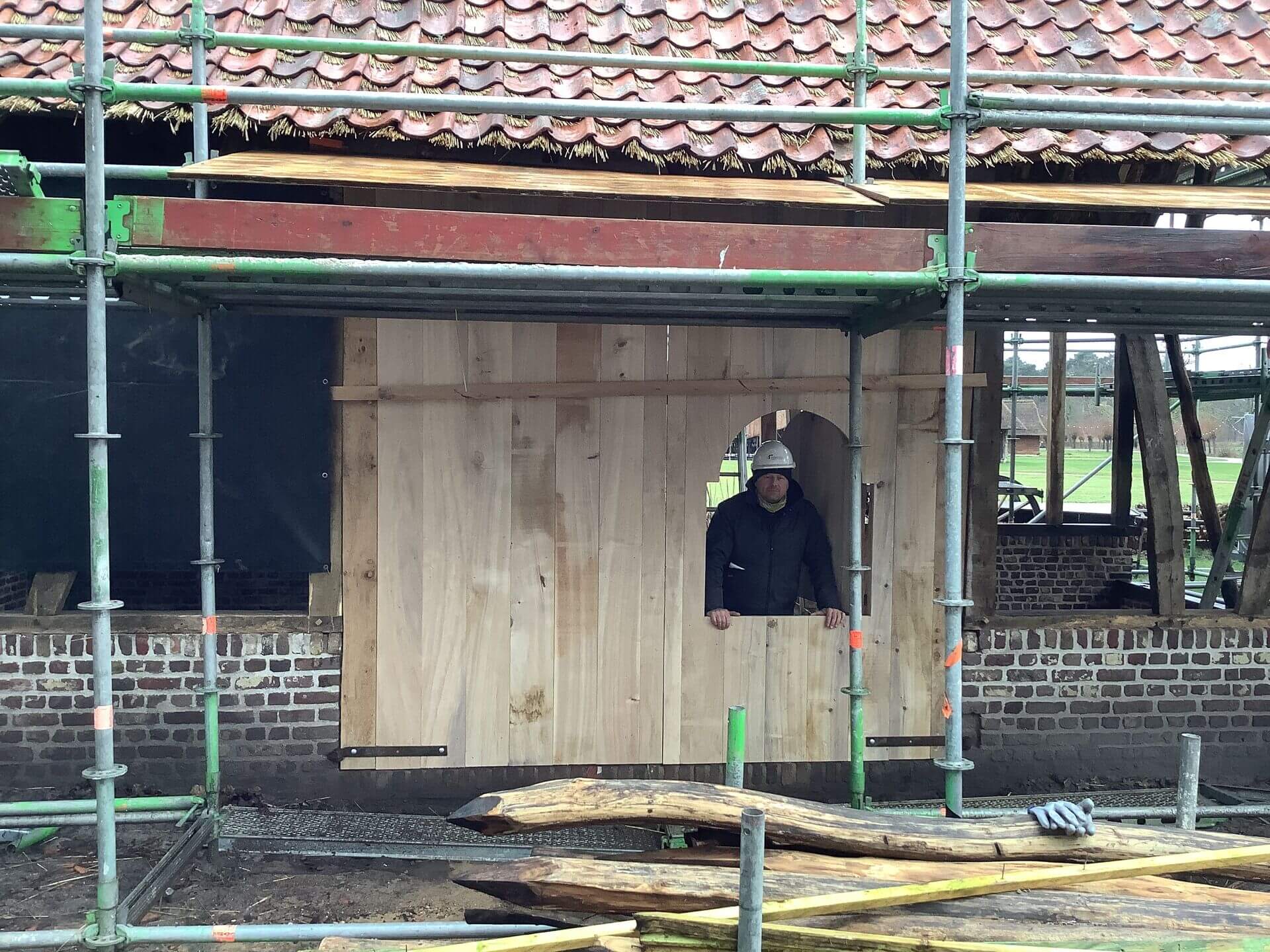 zelfgemaakte poort tijdens restauratie