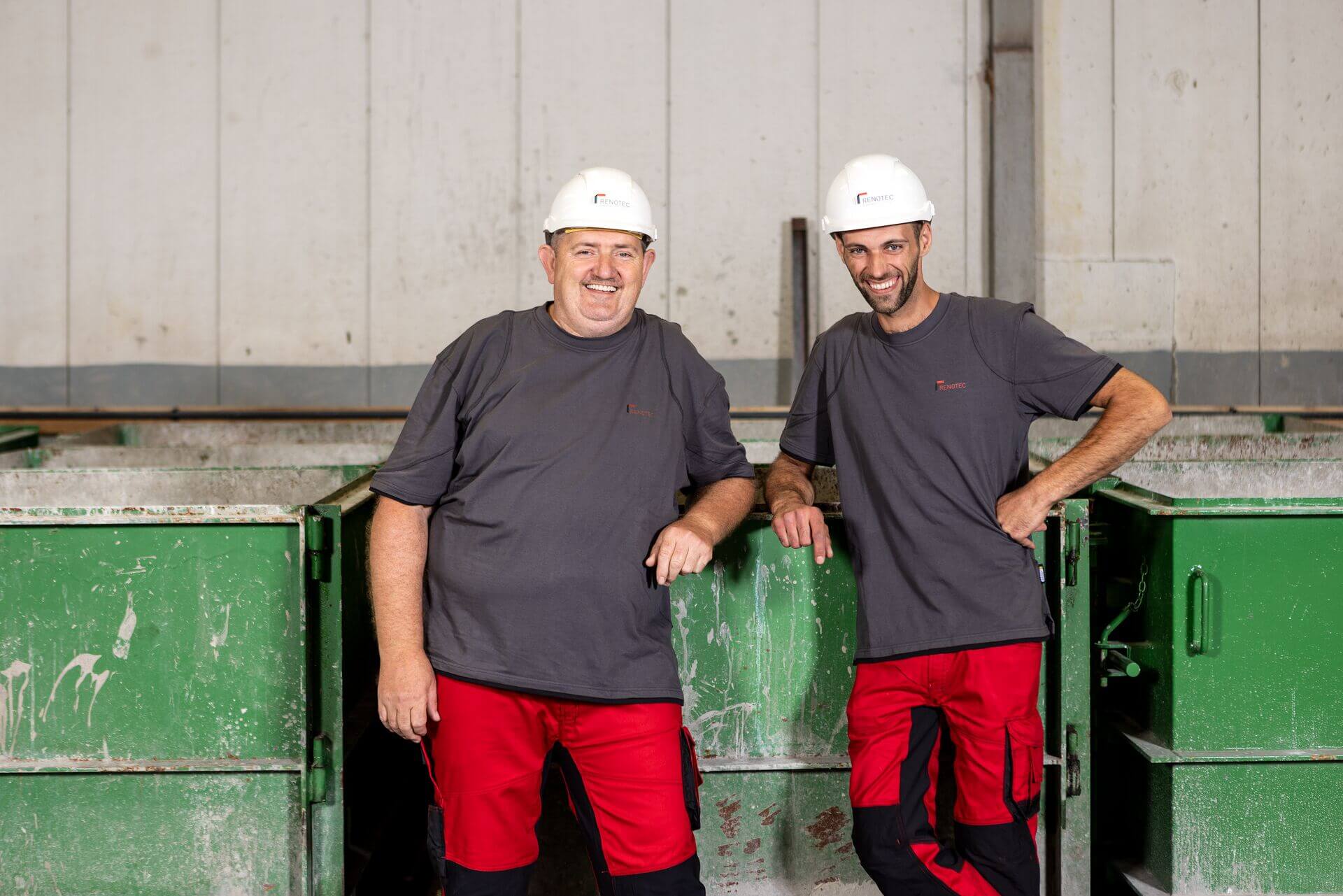 Arbeiders poseren voor containers